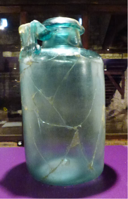 Urna de cristal encontrada en la necrópolis de Santa Elena en Oiasso, Irun