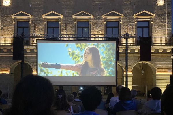 2-cine-bizinema18064FE5-9B9E-C512-0055-2FA6FE6CA4FD.jpg